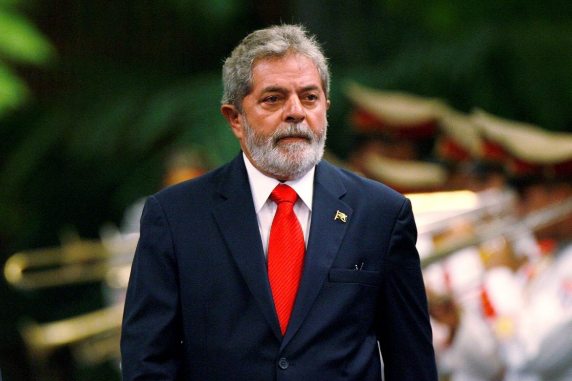 Brazil's President Luiz Inacio Lula da Silva reviews the honor guard during a reception ceremony at Havana's Revolution Palace January 15, 2008.