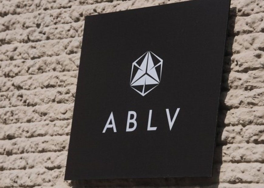 Вывеска латвийского банка ABLV