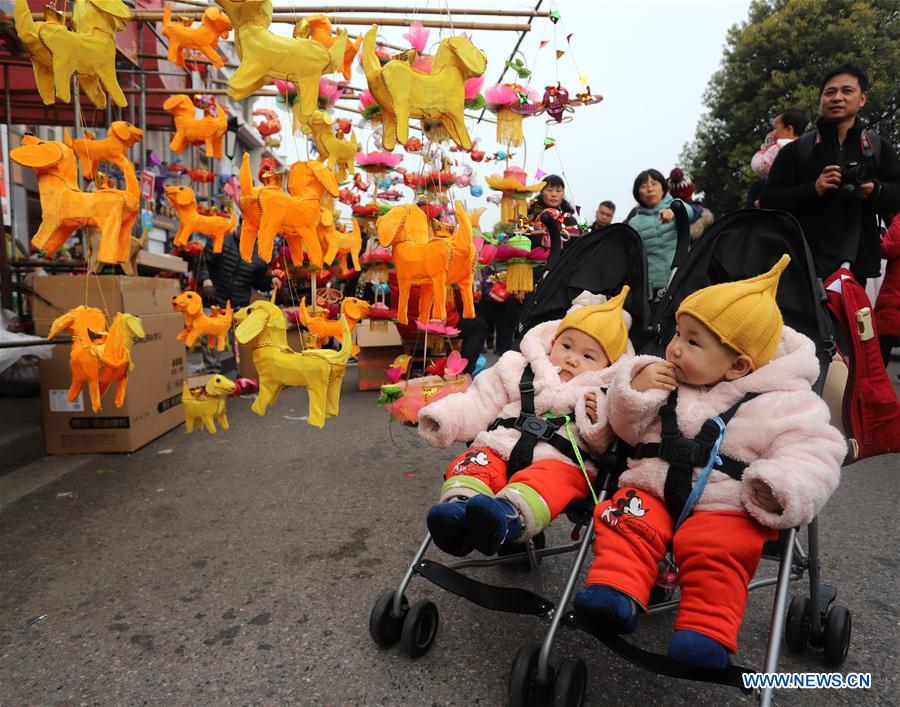 Children are attracted by lanterns at a lantern market in Nanjing, capital of east China's Jiangsu Province, Feb. 25, 2018. People buy colorful lanterns to greet the upcoming Lantern Festival.