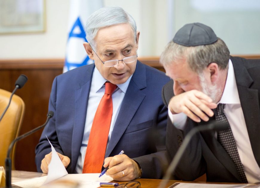 Prime Minister Benjamin Netanyahu speaks with Attorney General Avichai Mendelblit during the weekly cabinet meeting, Jerusalem, 2015.