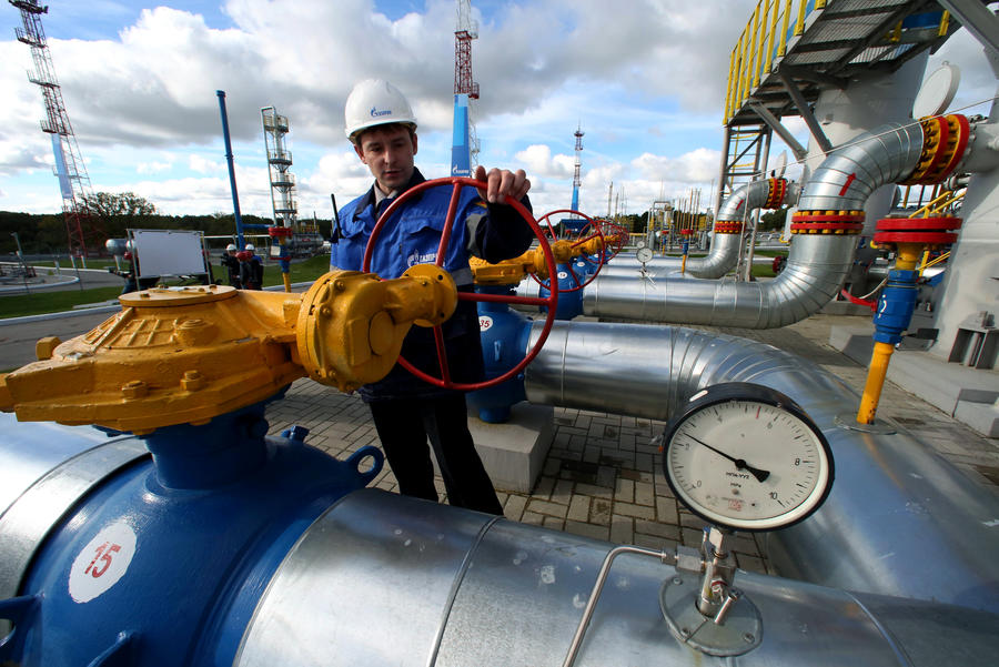 Сотрудник Газпрома работает на газопроводе, изымают документы, Газпром, коррупция, Дагестан