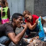 журналисты бежали из страны, Венесуэла, Venezuelans scavenging for food