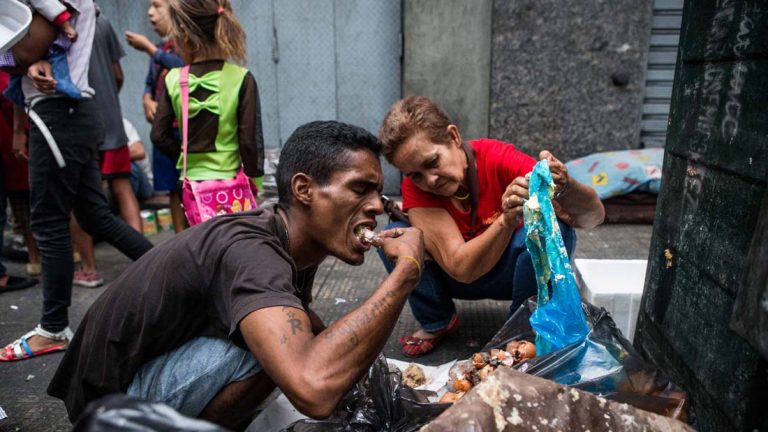 журналисты бежали из страны, Венесуэла, Venezuelans scavenging for food