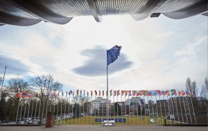 Флаг перед зданием штаб-квартиры Совета Европы в Страсбурге. Коррупция