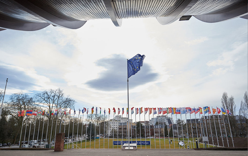 Флаг перед зданием штаб-квартиры Совета Европы в Страсбурге. Коррупция