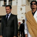 Муаммар Каддафи и Николя Саркози в Триполи в 2007 году. Коррупция