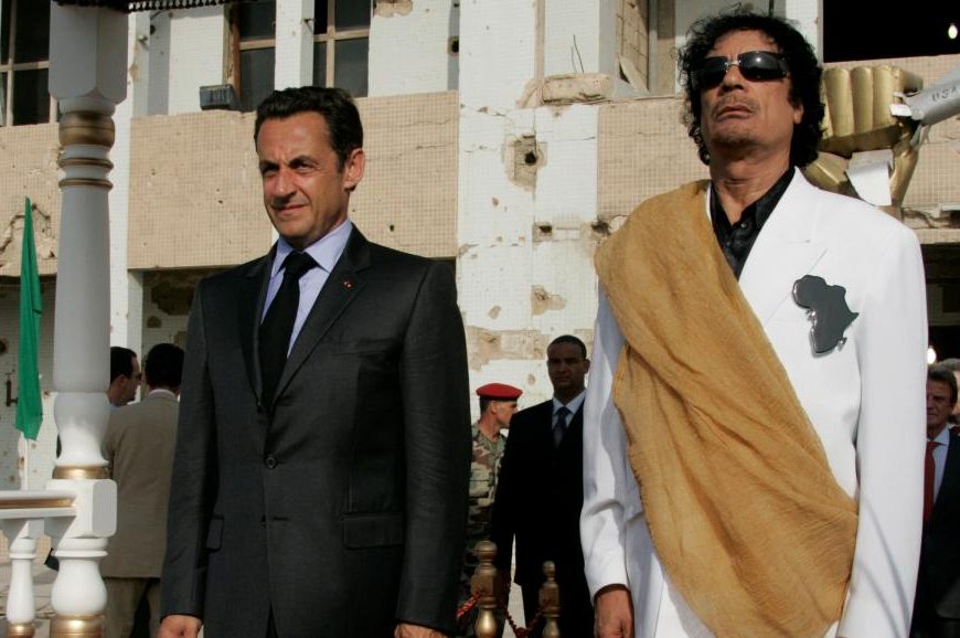 Муаммар Каддафи и Николя Саркози в Триполи в 2007 году. Коррупция