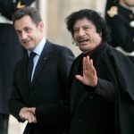 Николя Саркози приветствует приехавшего в Париж Муаммара Каддафи. Обвинения в коррупции, Миллионы евро для Саркози