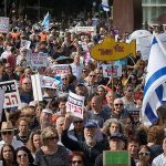 Израильтяне протестуют против коррупции, призывая премьер-министра подать в отставку