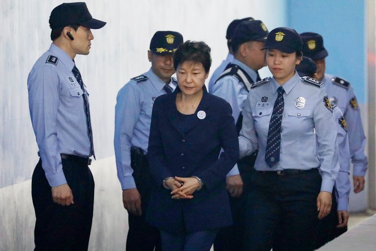 Пак Кын Хе, президент Южной Кореи, приговор бывшему, коррупция