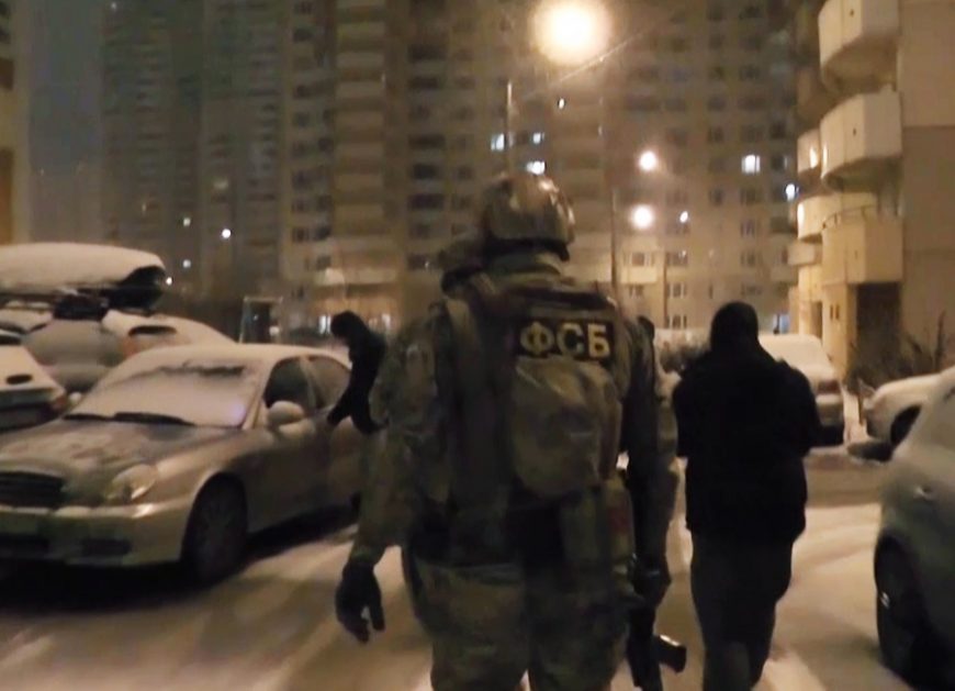 Помощник руководителя московского межрегионального управления СК на транспорте рассказал, что в столице задержан глава отдела по борьбе с экономическими правонарушениями центральной оперативной таможни Денис Афонин.