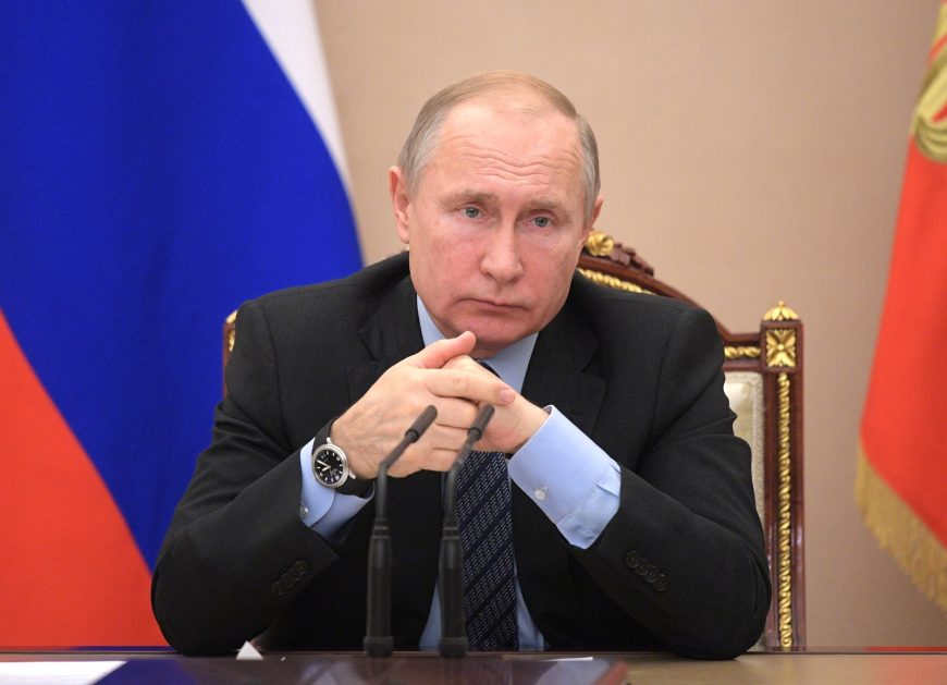 Президент России Владимир Путин подписал закон, разрешающий Генеральной прокуратуре проверять информацию о наличии у российских чиновников вкладов и сбережений в иностранных банках за рубежом.