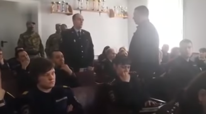 В Хабаровском крае полицейского арестовали, когда он вел лекцию по борьбе с коррупцией